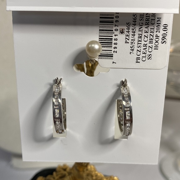 Beautiful sparkly CZ 925 Sterling Silver hoop earrings - Picture 4 of 9